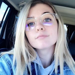 Meet your Posher, Caitlin